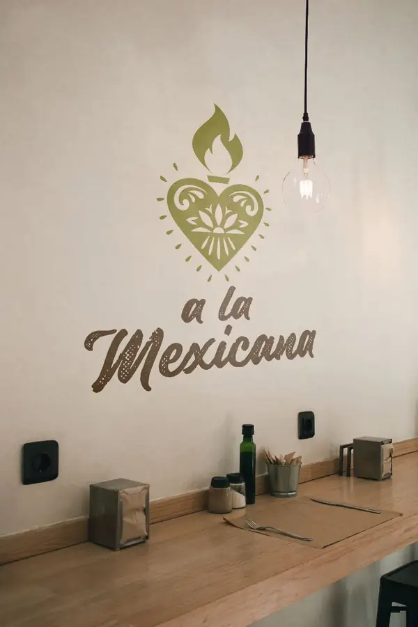 A la Mexicana: Logotipo en muro