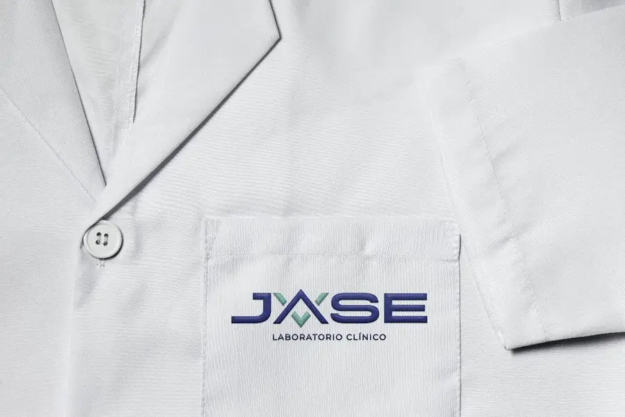 JASE Laboratorio Clínico: Bata bordada